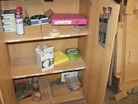 Inhoud van 2 kasten w.o. schuurpapier, schuurdoppen, voegenband en enkele handgereedschappen - afbeelding 2 van  4