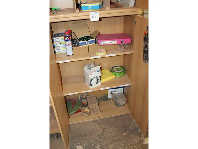 Inhoud van 2 kasten w.o. schuurpapier, schuurdoppen, voegenband en enkele handgereedschappen - afbeelding 3 van  4