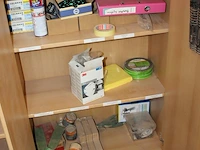 Inhoud van 2 kasten w.o. schuurpapier, schuurdoppen, voegenband en enkele handgereedschappen - afbeelding 3 van  4