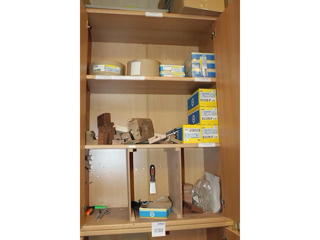 Inhoud van 2 kasten w.o. schuurpapier, schuurdoppen, voegenband en enkele handgereedschappen - afbeelding 4 van  4