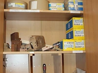 Inhoud van 2 kasten w.o. schuurpapier, schuurdoppen, voegenband en enkele handgereedschappen - afbeelding 4 van  4