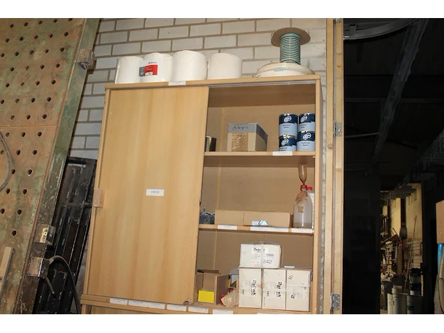 Inhoud van 2 wandkasten w.o. sealer, kwasten, nagels, rollers, poetsdoeken etc. - afbeelding 1 van  5