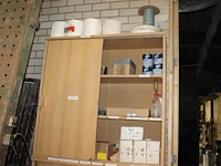 Inhoud van 2 wandkasten w.o. sealer, kwasten, nagels, rollers, poetsdoeken etc. - afbeelding 1 van  5