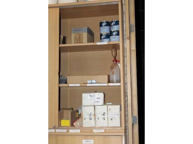 Inhoud van 2 wandkasten w.o. sealer, kwasten, nagels, rollers, poetsdoeken etc. - afbeelding 2 van  5
