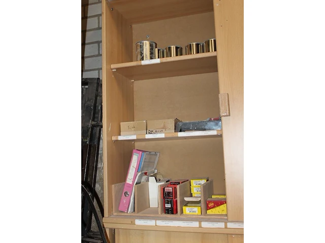 Inhoud van 2 wandkasten w.o. sealer, kwasten, nagels, rollers, poetsdoeken etc. - afbeelding 3 van  5
