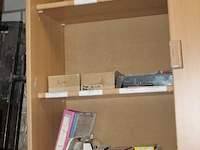 Inhoud van 2 wandkasten w.o. sealer, kwasten, nagels, rollers, poetsdoeken etc. - afbeelding 3 van  5