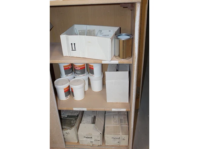Inhoud van 2 wandkasten w.o. sealer, kwasten, nagels, rollers, poetsdoeken etc. - afbeelding 4 van  5