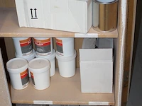 Inhoud van 2 wandkasten w.o. sealer, kwasten, nagels, rollers, poetsdoeken etc. - afbeelding 4 van  5