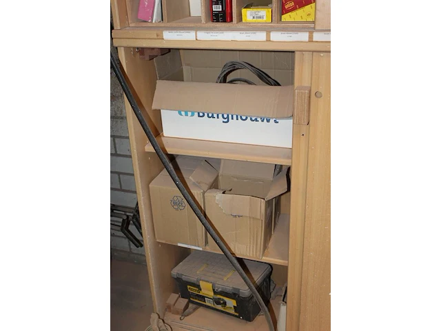Inhoud van 2 wandkasten w.o. sealer, kwasten, nagels, rollers, poetsdoeken etc. - afbeelding 5 van  5