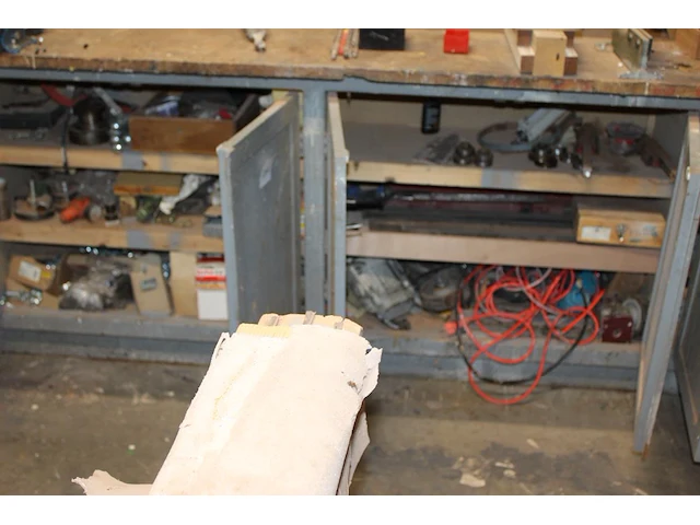 Inhoud van 5 onderkasten w.o. bevestigingsmaterialen, gereedschappen, machineonderdelen en diverse metalen ... - afbeelding 1 van  4
