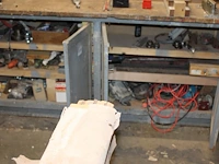 Inhoud van 5 onderkasten w.o. bevestigingsmaterialen, gereedschappen, machineonderdelen en diverse metalen ... - afbeelding 1 van  4