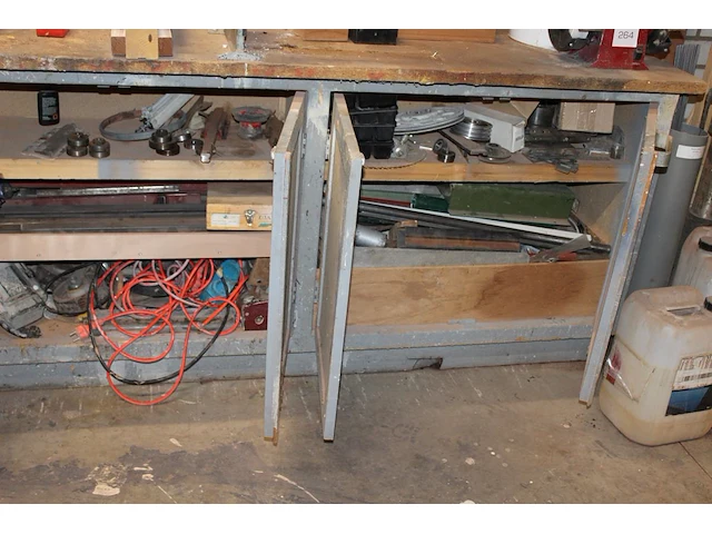 Inhoud van 5 onderkasten w.o. bevestigingsmaterialen, gereedschappen, machineonderdelen en diverse metalen ... - afbeelding 2 van  4