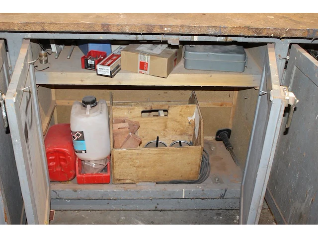 Inhoud van 5 onderkasten w.o. bevestigingsmaterialen, gereedschappen, machineonderdelen en diverse metalen ... - afbeelding 3 van  4