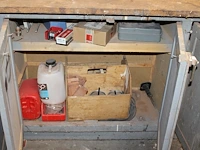 Inhoud van 5 onderkasten w.o. bevestigingsmaterialen, gereedschappen, machineonderdelen en diverse metalen ... - afbeelding 3 van  4