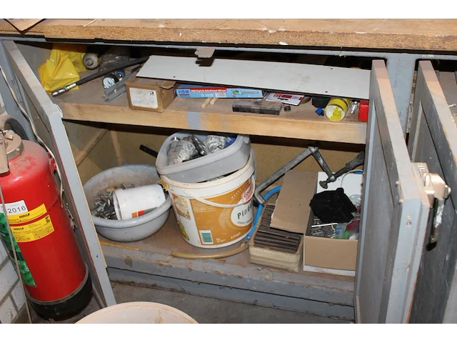 Inhoud van 5 onderkasten w.o. bevestigingsmaterialen, gereedschappen, machineonderdelen en diverse metalen ... - afbeelding 4 van  4