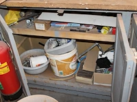 Inhoud van 5 onderkasten w.o. bevestigingsmaterialen, gereedschappen, machineonderdelen en diverse metalen ... - afbeelding 4 van  4