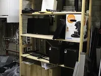 Inhoud van drie stellingdelen, w.o.. afdekzeilen, beursverlichting, rolbanners en klapstoelen - afbeelding 2 van  4