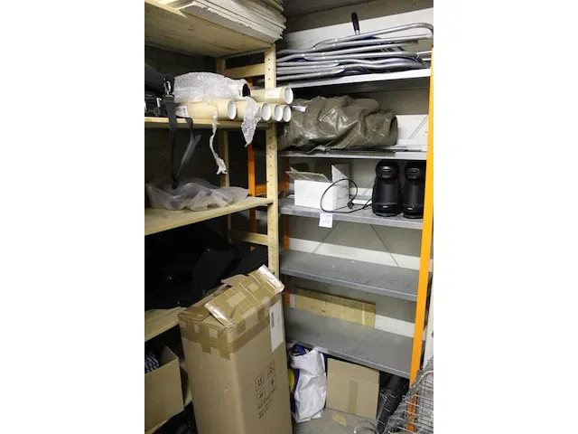 Inhoud van drie stellingdelen, w.o.. afdekzeilen, beursverlichting, rolbanners en klapstoelen - afbeelding 3 van  4