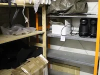 Inhoud van drie stellingdelen, w.o.. afdekzeilen, beursverlichting, rolbanners en klapstoelen - afbeelding 3 van  4
