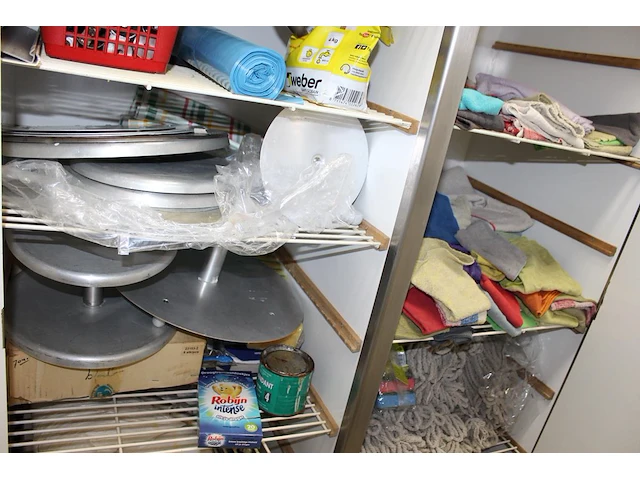 Inhoud van kast b019 zijnde schoonmaakproducten, etagères t.b.v. taarten en schoonmaakmiddelen. - afbeelding 1 van  5
