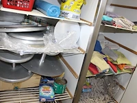 Inhoud van kast b019 zijnde schoonmaakproducten, etagères t.b.v. taarten en schoonmaakmiddelen. - afbeelding 1 van  5