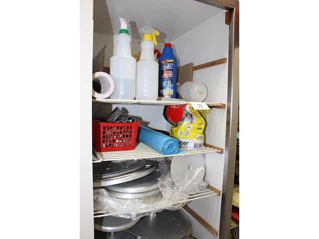 Inhoud van kast b019 zijnde schoonmaakproducten, etagères t.b.v. taarten en schoonmaakmiddelen. - afbeelding 2 van  5