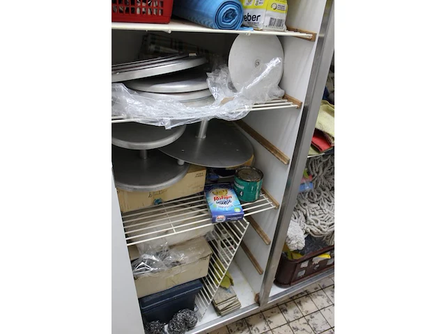 Inhoud van kast b019 zijnde schoonmaakproducten, etagères t.b.v. taarten en schoonmaakmiddelen. - afbeelding 3 van  5