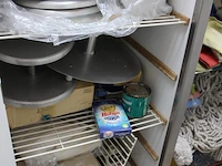 Inhoud van kast b019 zijnde schoonmaakproducten, etagères t.b.v. taarten en schoonmaakmiddelen. - afbeelding 3 van  5