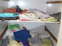 Inhoud van kast b019 zijnde schoonmaakproducten, etagères t.b.v. taarten en schoonmaakmiddelen. - afbeelding 4 van  5