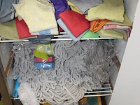 Inhoud van kast b019 zijnde schoonmaakproducten, etagères t.b.v. taarten en schoonmaakmiddelen. - afbeelding 5 van  5