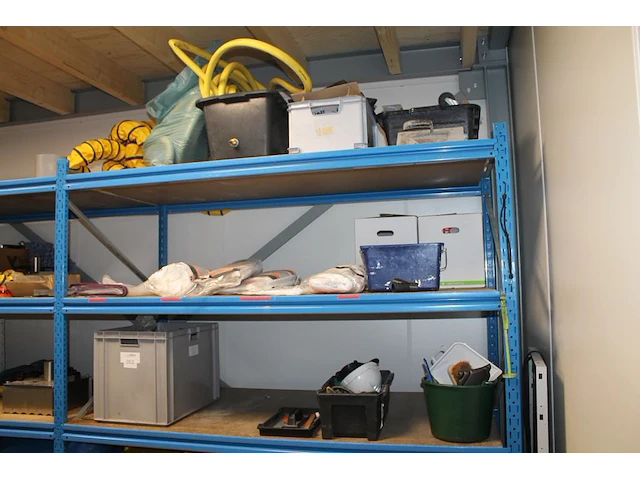 Inhoud van stelling w.o. dompelpomp, stofzuigerzakken, slangen, beschermhoezen, monsterkoffers, etc. - afbeelding 1 van  3