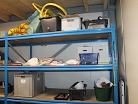 Inhoud van stelling w.o. dompelpomp, stofzuigerzakken, slangen, beschermhoezen, monsterkoffers, etc. - afbeelding 1 van  3