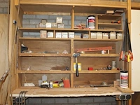 Inhoud van wandstelling w.o. handgereedschappen, bevestigingsmaterialen en schoonmaakdoekjes - afbeelding 1 van  3
