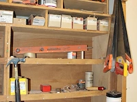 Inhoud van wandstelling w.o. handgereedschappen, bevestigingsmaterialen en schoonmaakdoekjes - afbeelding 2 van  3