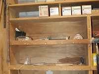 Inhoud van wandstelling w.o. handgereedschappen, bevestigingsmaterialen en schoonmaakdoekjes - afbeelding 3 van  3