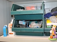 Inhoud voorraadrek w.o. schuurmiddelen, lakken, polijstmiddel, etc. - afbeelding 5 van  6