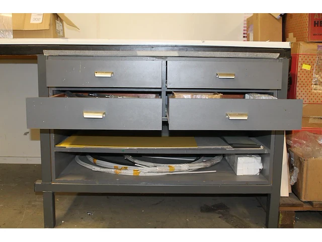 Inhoud werkbank (kavel n0303) waaronder metalen verbindingsplaatjes, montagehoeken, sleufprofielen, hoekbeu... - afbeelding 1 van  4