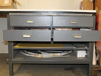 Inhoud werkbank (kavel n0303) waaronder metalen verbindingsplaatjes, montagehoeken, sleufprofielen, hoekbeu... - afbeelding 1 van  4