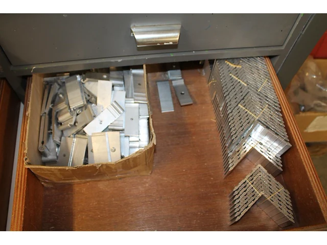 Inhoud werkbank (kavel n0303) waaronder metalen verbindingsplaatjes, montagehoeken, sleufprofielen, hoekbeu... - afbeelding 2 van  4