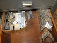 Inhoud werkbank (kavel n0303) waaronder metalen verbindingsplaatjes, montagehoeken, sleufprofielen, hoekbeu... - afbeelding 2 van  4