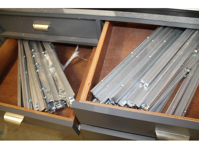 Inhoud werkbank (kavel n0303) waaronder metalen verbindingsplaatjes, montagehoeken, sleufprofielen, hoekbeu... - afbeelding 3 van  4