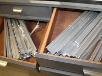 Inhoud werkbank (kavel n0303) waaronder metalen verbindingsplaatjes, montagehoeken, sleufprofielen, hoekbeu... - afbeelding 3 van  4