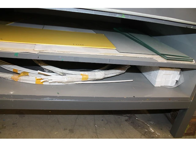 Inhoud werkbank (kavel n0303) waaronder metalen verbindingsplaatjes, montagehoeken, sleufprofielen, hoekbeu... - afbeelding 4 van  4