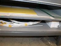 Inhoud werkbank (kavel n0303) waaronder metalen verbindingsplaatjes, montagehoeken, sleufprofielen, hoekbeu... - afbeelding 4 van  4
