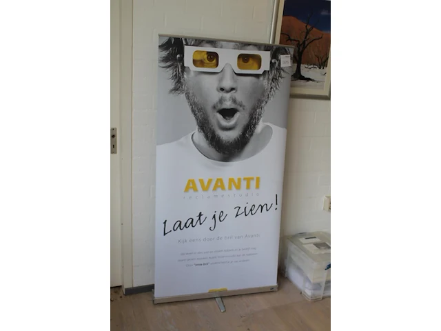 Inklapbaar en uitrolbaar reclamedoek 85 x 170 cm op statief. - afbeelding 1 van  2