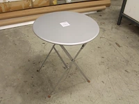 Inklapbaar metalen bistrotafeltje met doorsnede 60 cm en hoogte 70 cm. - afbeelding 1 van  1