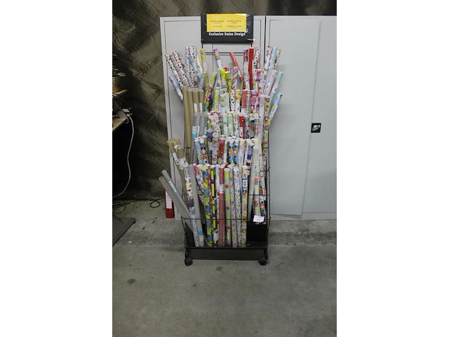 Inpakpapier in metalen rek. totaal ruim 160 rollen. verschillende thema's w.o. verjaardag, bloemen en gesch... - afbeelding 2 van  3
