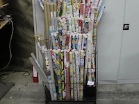 Inpakpapier in metalen rek. totaal ruim 160 rollen. verschillende thema's w.o. verjaardag, bloemen en gesch... - afbeelding 2 van  3
