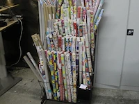 Inpakpapier in metalen rek. totaal ruim 160 rollen. verschillende thema's w.o. verjaardag, bloemen en gesch... - afbeelding 3 van  3