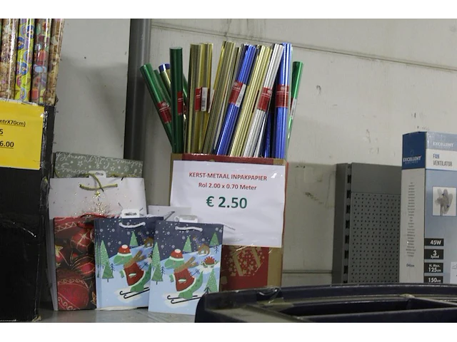 Inpakpapier kerst metaal in verschillende kleuren circa 34 rollen en ca. 12 kersttasjes - afbeelding 1 van  2